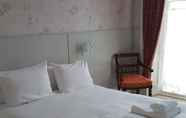 Phòng ngủ 4 Alexandra Hotel