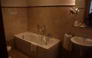 Toilet Kamar 2 Hotel Lux