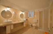 In-room Bathroom 4 Centro Sicilia