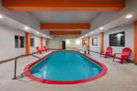 Hồ bơi La Quinta Inn & Suites by Wyndham Harrisburg-Hershey