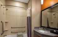 Toilet Kamar 3 La Quinta Inn & Suites by Wyndham Harrisburg-Hershey