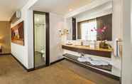 In-room Bathroom 3 Morrison Hotel 114