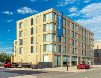 Bangunan 2 Travelodge London Excel Hotel