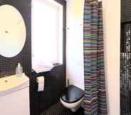 Toilet Kamar 5 Our House Bed & Breakfast