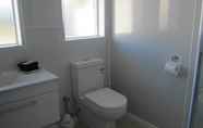 Toilet Kamar 5 Cromwell Motel