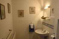 Toilet Kamar Midway House