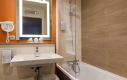 In-room Bathroom 3 Hotel Campanile Metz Nord - Talange