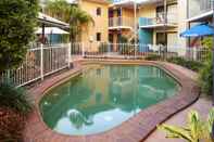 Swimming Pool Coffee House Apartment Motel