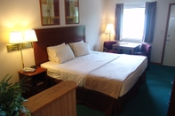 Bedroom Super 8 by Wyndham Branson / Shepherd of the Hills Exwy