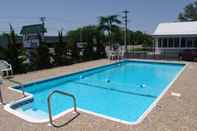 Swimming Pool Super 8 by Wyndham Branson / Shepherd of the Hills Exwy