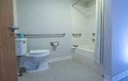 Toilet Kamar 4 Super 8 by Wyndham Branson / Shepherd of the Hills Exwy