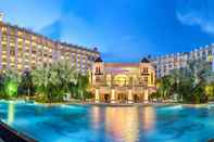 Swimming Pool Crowne Plaza Resort Sanya Bay, an IHG Hotel