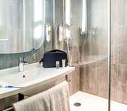 Phòng tắm bên trong 5 ibis Lleida