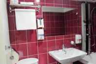 Toilet Kamar HIT Hotel