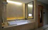 In-room Bathroom 7 Howard Johnson IFC Plaza Ningbo