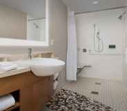 In-room Bathroom 5 SpringHill Suites Huntsville West/Research Park