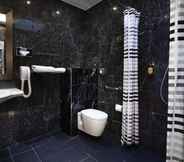 In-room Bathroom 4 Hotel Montparnasse St Germain
