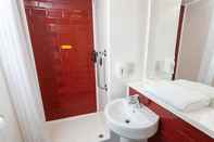 In-room Bathroom ibis budget Burton Upon Trent Central