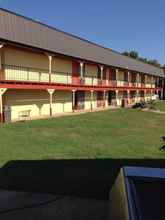 Exterior 4 Sportsman Inn and Suites
