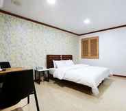 Bedroom 3 Abata Hotel