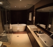 Toilet Kamar 2 Donatello Boutique Hotel