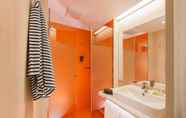 In-room Bathroom 2 B&B Hotel Aalen