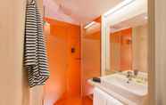 In-room Bathroom 2 B&B Hotel Aalen