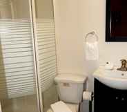 Toilet Kamar 3 Hotel Squamish