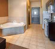 Toilet Kamar 2 Best Western Plus Estevan Inn & Suites