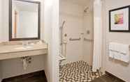 In-room Bathroom 3 Hilton Garden Inn Salt Lake City Airport