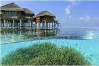 Swimming Pool OUTRIGGER Maldives Maafushivaru Resort