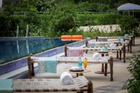 Swimming Pool Mana Hotel