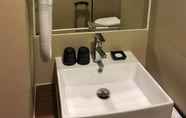 In-room Bathroom 3 Ramada Hong Kong Harbour View