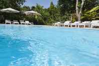สระว่ายน้ำ Palm Village Resort & Spa