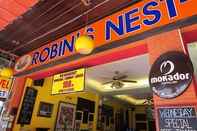 ภายนอกอาคาร Robin’s Nest Guesthouse & Restaurant