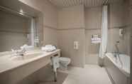 In-room Bathroom 2 Langley Resort Napoléon Bonaparte