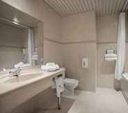 In-room Bathroom 2 Langley Resort Napoléon Bonaparte