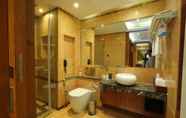 ห้องน้ำภายในห้อง 7 Radisson Blu Kaushambi Delhi NCR