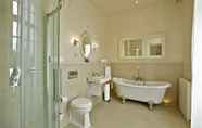 In-room Bathroom 6 Wyndham Halcyon Resort La Souterraine