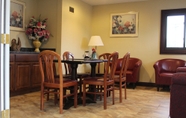 Lobi 4 American Inn & Suites