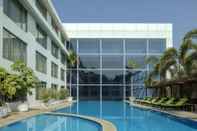 Hồ bơi Radisson Blu Plaza Hotel Hyderabad Banjara Hills