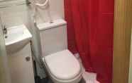 Toilet Kamar 5 Hostal JQ Madrid 1