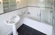 Toilet Kamar 6 Preston House B&B