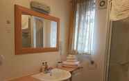 Toilet Kamar 4 Penryn Guest House