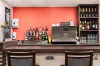 Bar, Cafe and Lounge Ramada by Wyndham Cobham