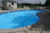 สระว่ายน้ำ Amish Country Motel