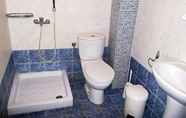In-room Bathroom 4 Hotel Fani