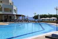 สระว่ายน้ำ Molos Bay Hotel
