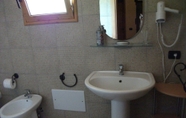 In-room Bathroom 7 Rocce Bianche