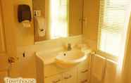 Toilet Kamar 6 Birchwood Spa Motel